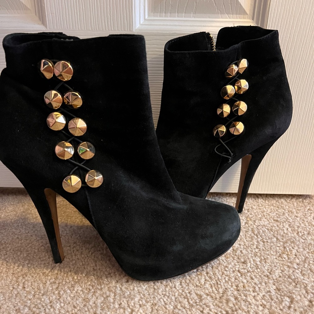 Vince Camuto black booties with gold buttons size 8 💕✨